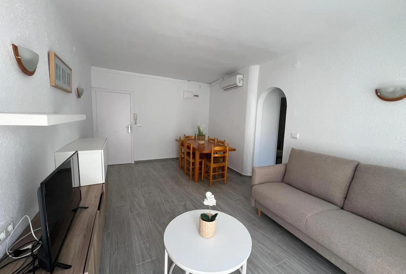 Bonito Apartamento En El Centro De Rosas Av-78